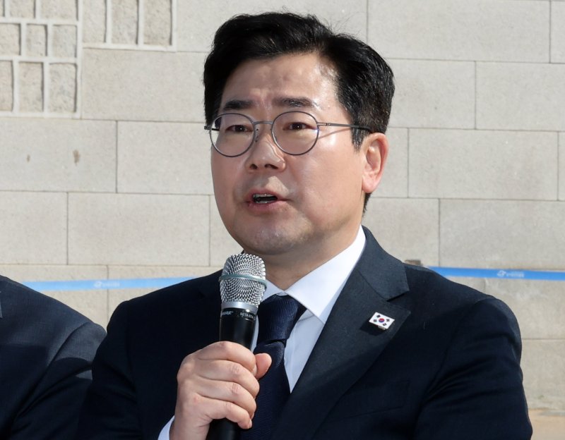 박찬대 더불어민주당 원내대표가 14일 서울 광화문 앞에서 열린 현장 최고위원회의에서 모두발언을 하고 있다. 2025.3.14/뉴스1 ⓒ News1 박세연 기자