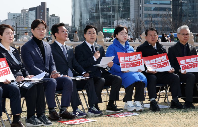 박찬대 더불어민주당 원내대표가 14일 서울 광화문 앞에서 열린 현장 최고위원회의에서 모두발언을 하고 있다. 2025.3.14/뉴스1 ⓒ News1 박세연 기자