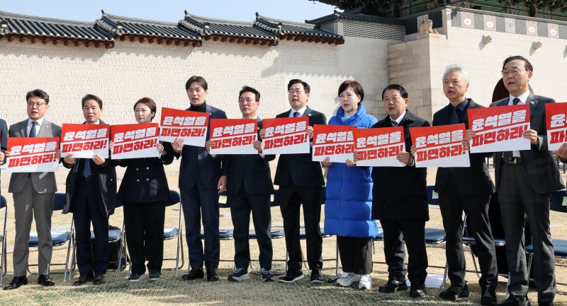 박찬대 더불어민주당 원내대표와 최고위원들이 14일 서울 광화문 앞에서 열린 현장 최고위원회의에서 피켓을 들고 윤석열 대통령 파면을 촉구하고 있다. 2025.3.14/뉴스1 ⓒ News1 박세연 기자