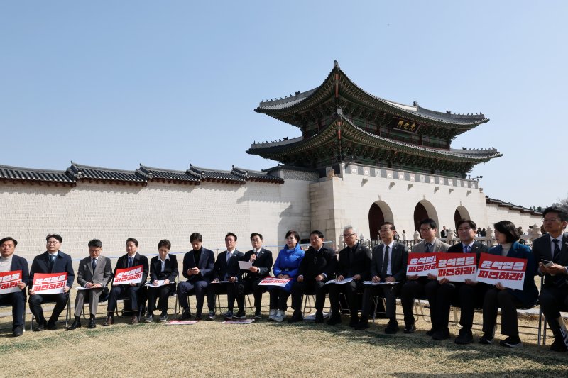박찬대 더불어민주당 원내대표가 14일 서울 광화문 앞에서 열린 현장 최고위원회의에서 모두발언을 하고 있다. 2025.3.14/뉴스1 ⓒ News1 박세연 기자