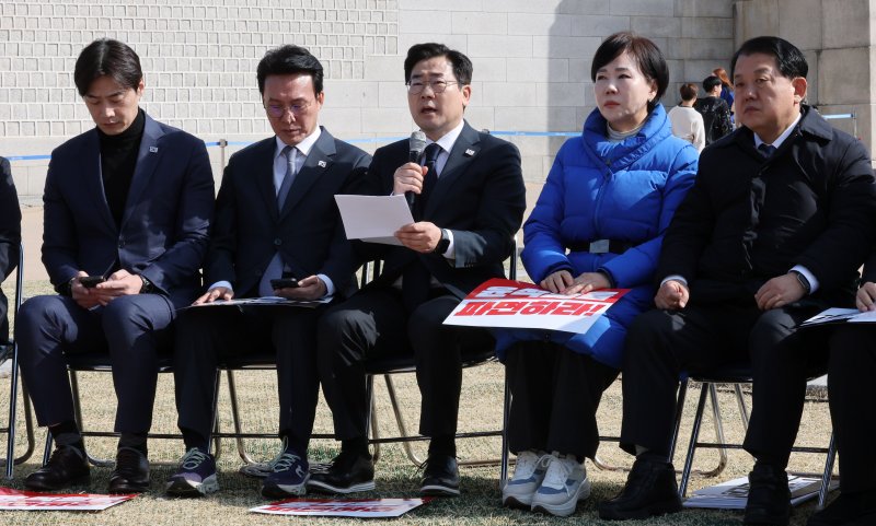 박찬대 더불어민주당 원내대표가 14일 서울 광화문 앞에서 열린 현장 최고위원회의에서 모두발언을 하고 있다. 2025.3.14/뉴스1 ⓒ News1 박세연 기자