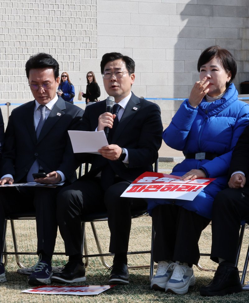 박찬대 더불어민주당 원내대표가 14일 서울 광화문 앞에서 열린 현장 최고위원회의에서 모두발언을 하고 있다. 2025.3.14/뉴스1 ⓒ News1 박세연 기자