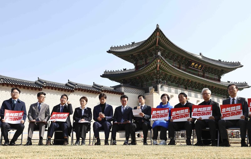 [서울=뉴시스] 김근수 기자 = 박찬대 더불어민주당 원내대표와 최고위원들이 14일 오전 서울 광화문 인근에서 최고위원회의를 하고 있다. 2025.03.14. ks@newsis.com