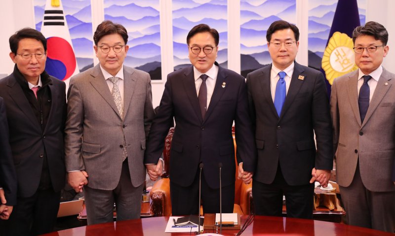 [서울=뉴시스] 고승민 기자 = 지난 6일 서울 여의도 국회 의장실에서 추경과 연금개혁 등을 논의하기 위해 열린 '여야 협의회'에서 우원식 의장과 여야 원내지도부가 논의 전 기념촬영하고 있다.왼쪽부터 국민의힘 김상훈 정책위의장, 권성동 원내대표, 우 의장, 더불어민주당 박찬대 원내대표, 진성준 정책위의장. (공동취재) 2025.03.06. photo@newsis.com