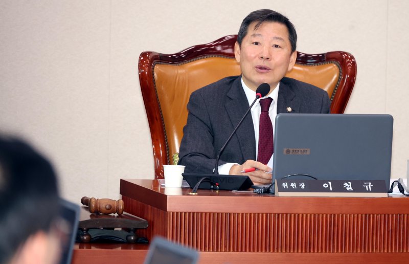 [서울=뉴시스] 조성봉 기자= 이철규 국회 산자위 위원장이 19일 오전 서울 여의도 국회에서 열린 산업통상자원중소벤처기업위원회 전체회의에서 발언을 하고 있다. 2025.02.19. suncho21@newsis.com