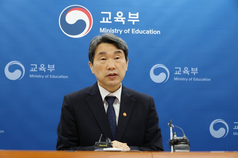 [서울=뉴시스] 김명원 기자 = 이주호 사회부총리 겸 교육부 장관이 14일 오전 서울 종로구 정부서울청사에서 영상으로 열린 부총리-시도교육감 간담회에 참석해 발언하고 있다. 2025.03.14. kmx1105@newsis.com