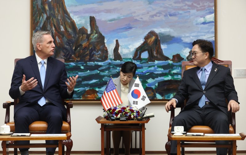 [서울=뉴시스] 고승민 기자 = 우원식 국회 의장과 케빈 매카시 미국 전 하원 의장이 14일 서울 여의도 국회에서 만나 대화하고 있다. 2025.03.14. kkssmm99@newsis.com
