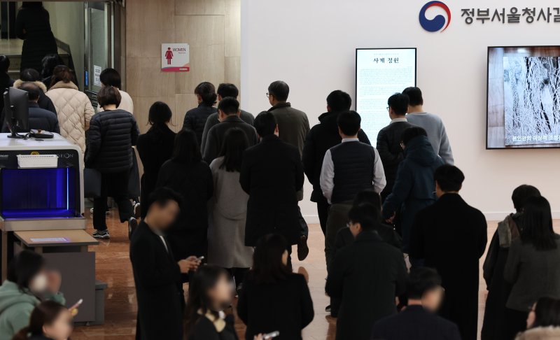 [서울=뉴시스] 김명원 기자 = 2023년 11월 14일 서울 종로구 정부서울청사에서 공무원들이 점심 식사를 위해 청사를 나서고 있다. 2023.11.14. kmx1105@newsis.com