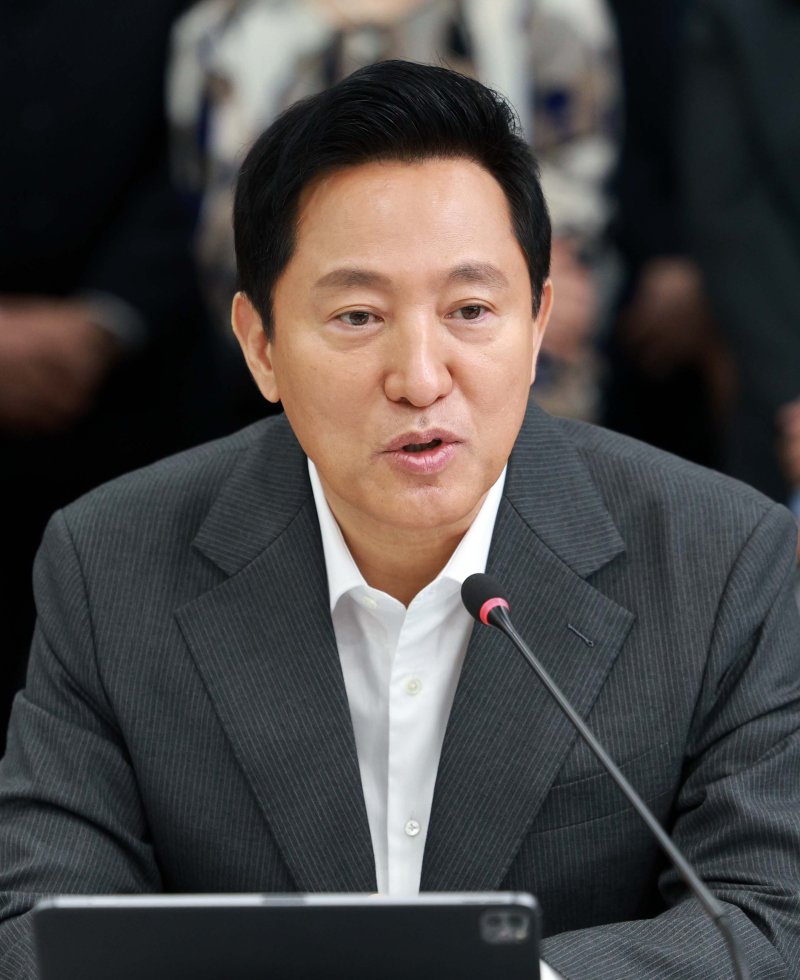 [서울=뉴시스] 고범준 기자 = 오세훈 서울시장이 14일 서울 중구 서울시청 영상회의실에서 열린 자립준비청년 자립지원 민관협력 네트워크 구축 협약식에서 인사말을 하고 있다. 2025.03.14. bjko@newsis.com