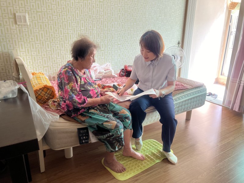 [제주=뉴시스] 제주도는 올해 돌봄서비스 예산과 유형을 확대해서 일상에서 긴급상황까지 맞춤형 돌봄을 지원한다. (사진=제주도 제공) 2025.01.13. photo@newsis.com *재판매 및 DB 금지