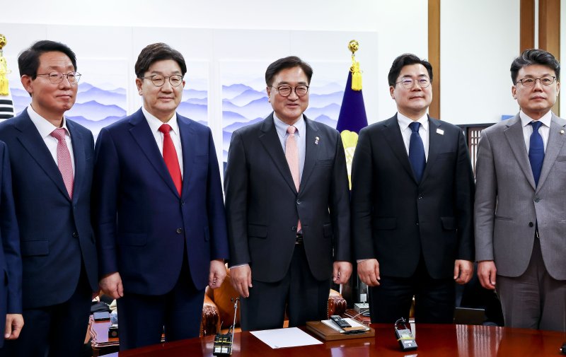 [서울=뉴시스] 조성우 기자 = 우원식(가운데) 국회의장과 권성동 국민의힘 원내대표, 박찬대 더불어민주당 원내대표 등 여야 원내지도부가 10일 오후 서울 여의도 국회에서 열린 국정협의회 여야회동에서 기념촬영하고 있다.왼쪽부터 국민의힘 김상훈 정책위의장, 권성동 원내대표, 우원식 의장, 더불어민주당 박찬대 원내대표, 진성준 정책위의장. (공동취재) 2025.03.10. photo@newsis.com