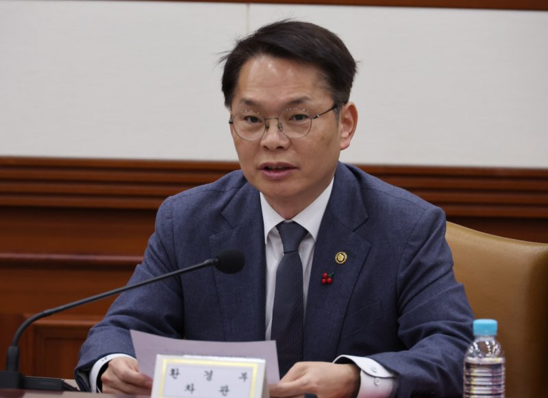 [서울=뉴시스] 김명원 기자 = 이병화 환경부 차관이 지난해 12월 18일 오전 서울 종로구 정부서울청사에서 열린 경제관계장관회의 겸 투자활성화 장관회의에 참석해 발언하고 있다. 2024.12.18. kmx1105@newsis.com