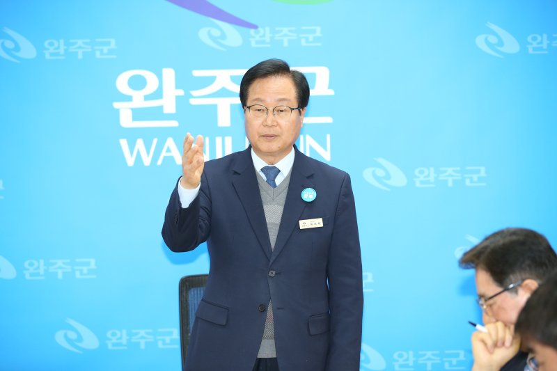 [완주=뉴시스] 유희태 완주군수가 14일 완주군 브리핑룸에서 기자회견을 하고 있다. (사진=완주군 제공) 2025.03.14. photo@newsis.com *재판매 및 DB 금지