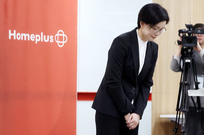 [서울=뉴시스] 추상철 기자 = 조주연 홈플러스 사장이 14일 오전 서울 강서구 홈플러스 본사에서 열린 기자간담회에서 최근 기업회생절차와 관련한 회사의 입장 발표 전 고개숙여 인사를 하고 있다. 2025.03.14. scchoo@newsis.com