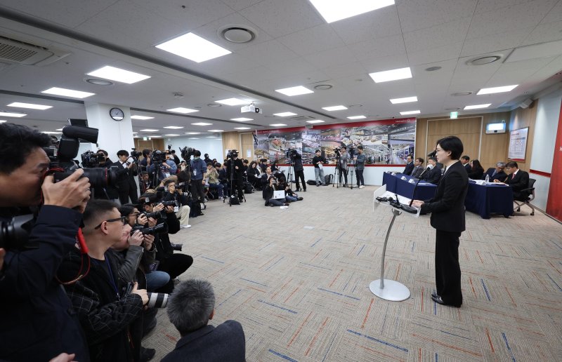 [서울=뉴시스] 추상철 기자 = 조주연 홈플러스 사장이 14일 오전 서울 강서구 홈플러스 본사에서 열린 기자간담회에서 최근 기업회생절차와 관련한 회사의 입장을 발표하고 있다. 2025.03.14. scchoo@newsis.com