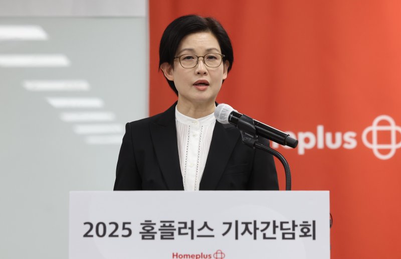[서울=뉴시스] 추상철 기자 = 조주연 홈플러스 사장이 14일 오전 서울 강서구 홈플러스 본사에서 열린 기자간담회에서 최근 기업회생절차와 관련한 회사의 입장을 발표하고 있다. 2025.03.14. scchoo@newsis.com