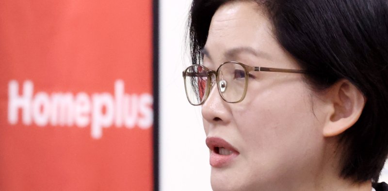 [서울=뉴시스] 추상철 기자 = 조주연 홈플러스 사장이 14일 오전 서울 강서구 홈플러스 본사에서 열린 기자간담회에서 최근 기업회생절차와 관련한 회사의 입장 을 발표하고 있다. 2025.03.14. scchoo@newsis.com