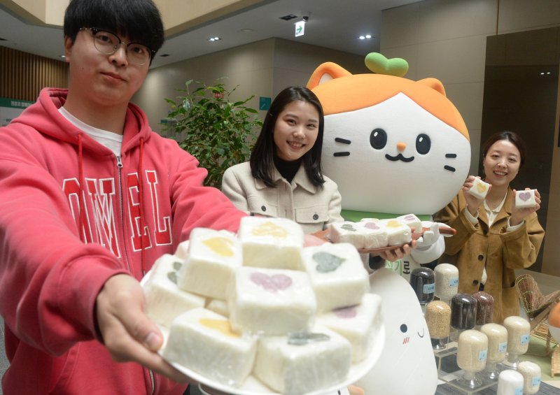 [완주=뉴시스] 김얼 기자 = 농촌진흥청 국립식량과학원 직원들이 12일 전북 완주군 농촌진흥청 식량과학원에서 백설기데이를 앞두고 떡 나눔 행사를 하고 있다. 2025.03.12. pmkeul@newsis.com