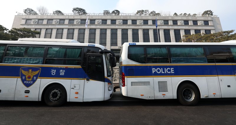 [서울=뉴시스] 홍효식 기자 = 서울 종로구 헌법재판소에 기동대 버스가 정차되어 있다. 2025.01.22. yesphoto@newsis.com