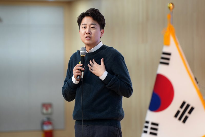 [서울=뉴시스] 조성우 기자 = 이준석 개혁신당 의원이 13일 대전 유성구 한밭대학교에서 '거부할 수 없는 미래'를 주제로 강연을 하고 있다. (사진=이준석 의원실 제공) 2025.03.13. photo@newsis.com *재판매 및 DB 금지