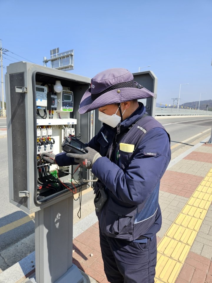 [밀양=뉴시스] 가로등 분전반 안전진단을 하고 있다. (사진=밀양시 제공) 2025.03.14. photo@newsis.com *재판매 및 DB 금지