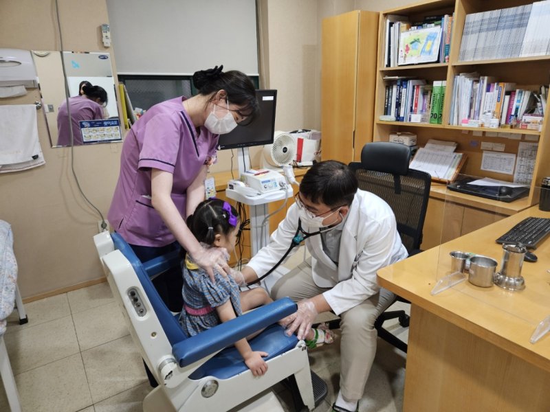 [순천=뉴시스] 순천 달빛어린이병원에서 어린이가 진료받고 있다. (사진=뉴시스 DB). photo@newsis.com *재판매 및 DB 금지