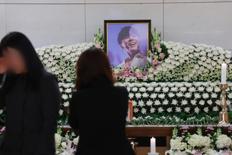 故 휘성 빈소에 동료 가수·팬들 등 조문객 발길 [뉴시스Pic]