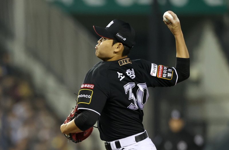 [서울=뉴시스] 김선웅 기자 = 지난해 10월11일 서울 송파구 잠실야구장에서 열린 2024 KBO 포스트시즌 준플레이오프 5차전 kt 위즈와 LG 트윈스의 경기에서 4회초 kt 교체투수 소형준이 역투하고 있다. 2024.10.11. mangusta@newsis.com