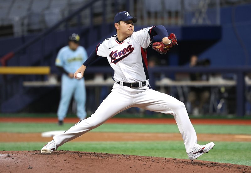 [서울=뉴시스] 정병혁 기자 = 지난해 11월6일 서울 구로구 고척스카이돔에서 2024 WBSC 프리미어12를 앞두고 열린 한국 야구대표팀과 상무의 연습경기, 6회초 대표팀 소형준이 역투하고 있다. 2024.11.06. jhope@newsis.com