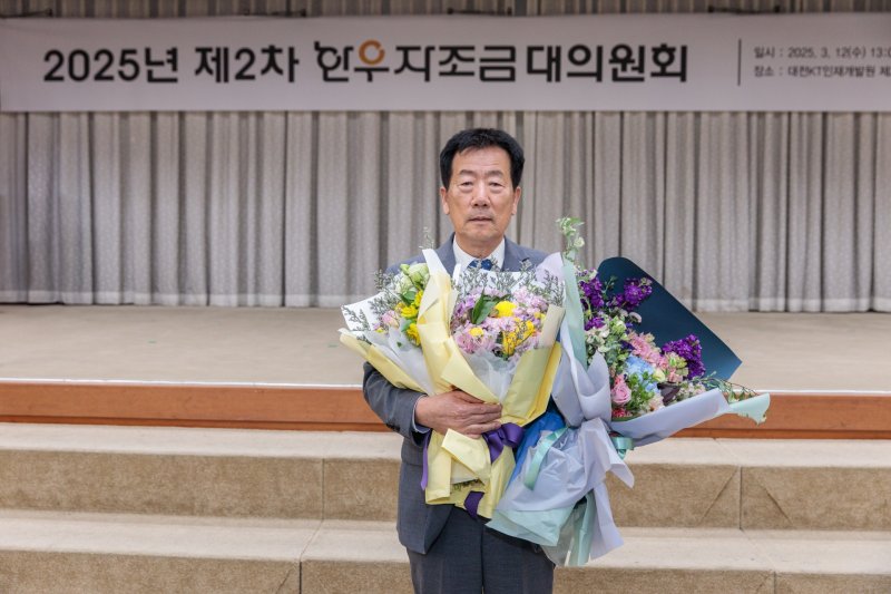 [세종=뉴시스]지난 12일 대전 KT인재개발원에서 제6기 전반기 한우자조금 관리위원장 선거에서 민경천 당선자가 기념 촬영을 하고 있다. (사진=한우자조금 제공) *재판매 및 DB 금지
