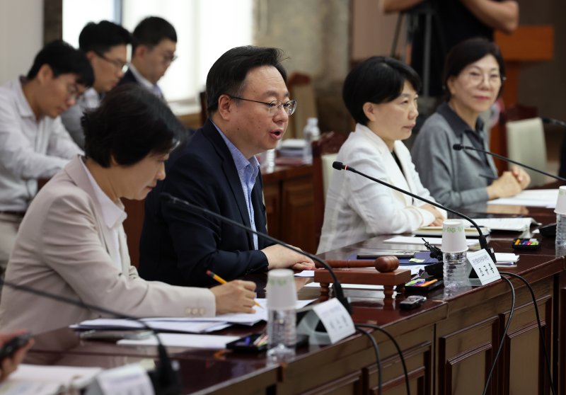 [서울=뉴시스] 배훈식 기자 = 조규홍 보건복지부 장관이 지난해 7월 25일 오전 서울 종로구 정부서울청사에서 열린 제73차 중앙생활보장위원회 회의에서 발언하고 있는 모습. 2024.07.25. dahora83@newsis.com