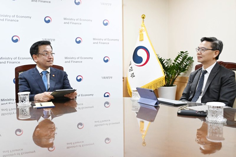 [서울=뉴시스] 최진석 기자 = 최상목 대통령 권한대행 부총리 겸 기획재정부 장관이 14일 정부서울청사에서 킴엥 탄 국제신용평가사 S&P 국가신용등급 아태 총괄을 면담을 하고 있다.(사진=기획재정부 제공) 2025.03.14. photo@newsis.com *재판매 및 DB 금지