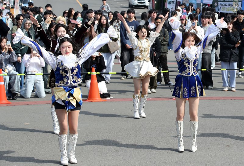 완연한 봄 날씨를 보인 13일 오후 영남대학교 경산캠퍼스에서 열린 '2025학년도 동아리 박람회'에 참가한 천마응원단이 신나는 응원전을 펼치고 있다. 2025.3.13/뉴스1 ⓒ News1 공정식 기자