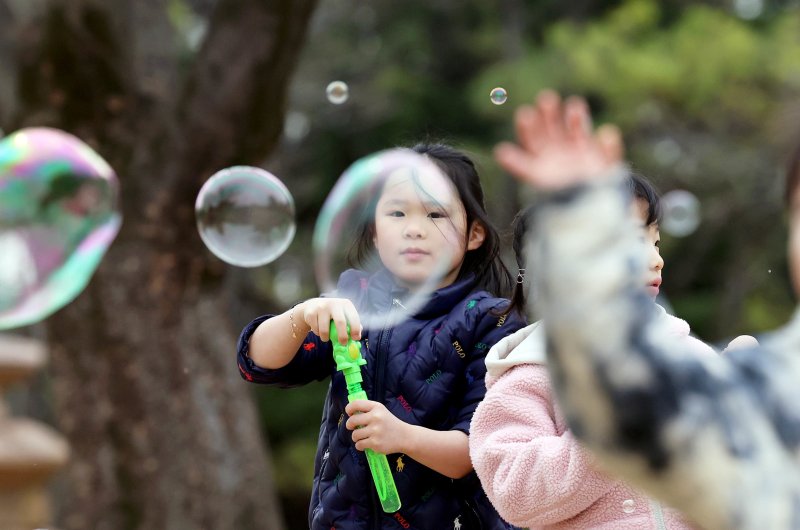 13일 광주 북구청 어린이집 아이들이 전남대학교 캠퍼스에서 비눗방울 놀이를 하며 봄 기운을 만끽하고 있다.(광주 북구 제공. 재판매 및 DB 금지) 2025.3.13/뉴스1 ⓒ News1 박지현 기자