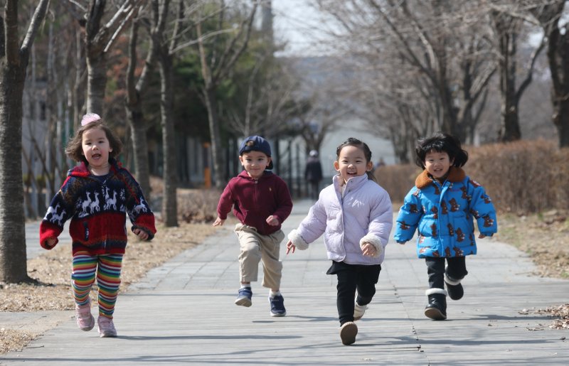 전국적으로 낮 기온이 15도 이상으로 올라 포근한 봄 날씨를 보인 14일 경기 오산시 오산천에서 아이들이 뛰놀고 있다. 2025.3.14/뉴스1 ⓒ News1 김영운 기자