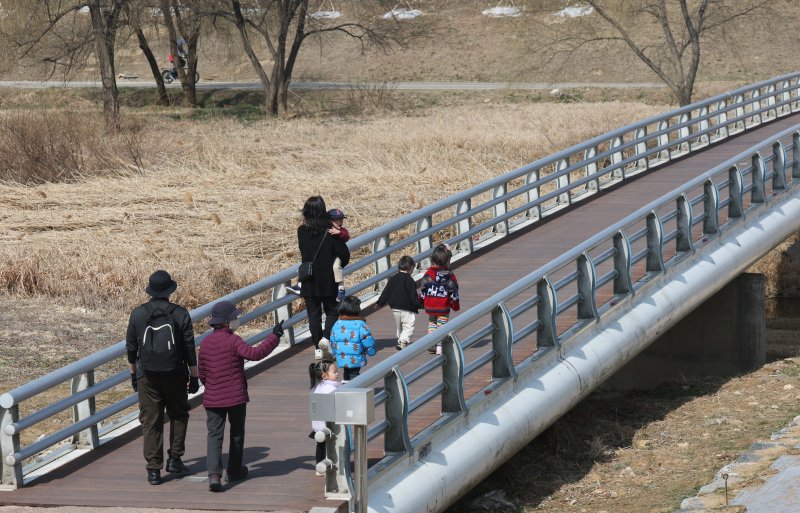 전국적으로 낮 기온이 15도 이상으로 올라 포근한 봄 날씨를 보인 14일 경기 오산시 오산천에서 시민들이 산책을 하고 있다. 2025.3.14/뉴스1 ⓒ News1 김영운 기자