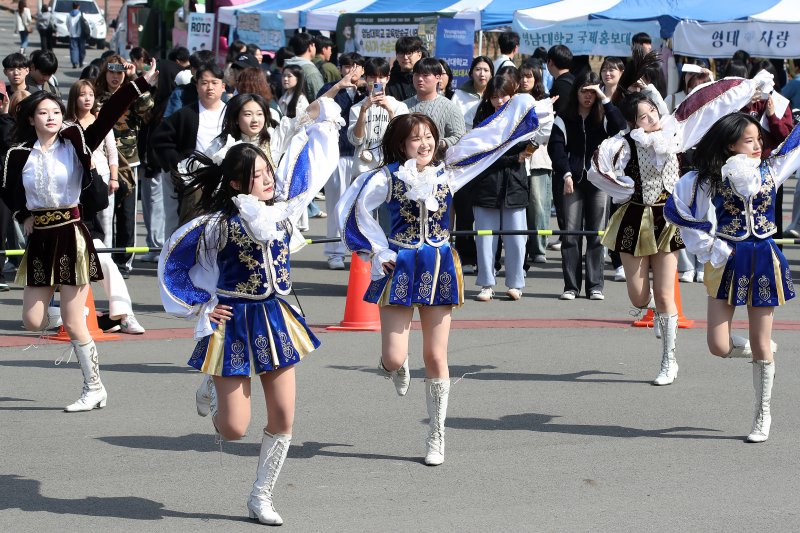 완연한 봄 날씨를 보인 13일 오후 영남대학교 경산캠퍼스에서 열린 '2025학년도 동아리 박람회'에 참가한 천마응원단이 신나는 응원전을 펼치고 있다. 2025.3.13/뉴스1 ⓒ News1 공정식 기자