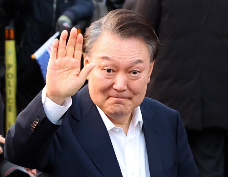 [서울=뉴시스] 김금보 기자 = 변호사협회 인권이사 및 인권위원 출신 변호사들이 윤석열 대통령의 즉각 파면을 촉구하는 시국선언을 발표했다. 사진은 석방된 윤 대통령이 지난 8일 오후 서울 용산구 한남동 관저 입구에서 지지자들에게 인사하는 모습. 2025.03.08. kgb@newsis.com