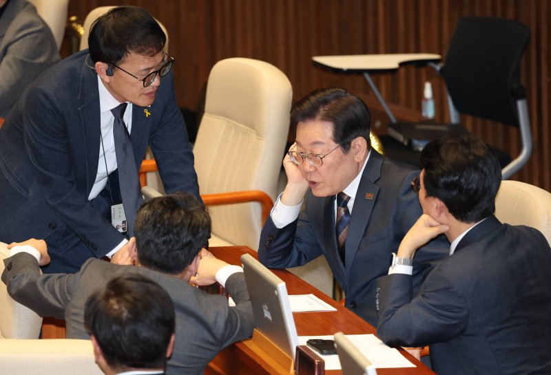 [서울=뉴시스] 고승민 기자 = 더불어민주당 이재명 대표, 김민석 수석최고위원, 진성준 정책위의장, 박주민 보건복지위원장이 13일 서울 여의도 국회에서 열린 제423회 국회(임시회) 제1차 본회의에서 대화하고 있다. 2025.03.13. kkssmm99@newsis.com