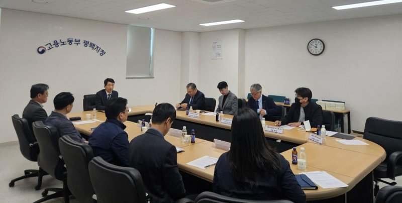 [평택=뉴시스] 고용노동부 평택지청 '재해 예방 대책 논의를 위한 유관기관 간담회' 모습 (사진=고용노동부 평택지청 제공) 2025.03.14.photo@newsis.com