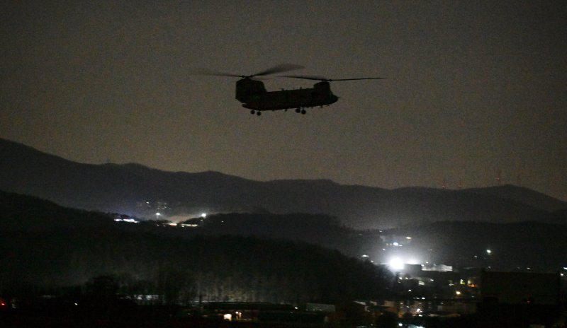 [서울=뉴시스] 육군특수전사령부는 2025년 FS/TIGER의 일환으로 지난 10일부터 13일까지 경기도 광주 특주전학교 훈련장 일대에서 '한미연합 특수타격훈련'을 실시했다.한미 양국군 장병 250여 명과 한미연합 항공자산 16대가 투입된 이번 훈련은 특수임무대원들의 공세적 특수타격능력을 강화하기 위해 계획되었다. 사진은 13일 야간 특수타격 FTX 간 특수임무대원들이 탑승한 치누크 헬기(CH-47)가 목표지역을 향해 공중기동하고 있는 모습. (사진=육군 제공) 2025.03.14. photo@newsis.com *재판매 및 DB 
