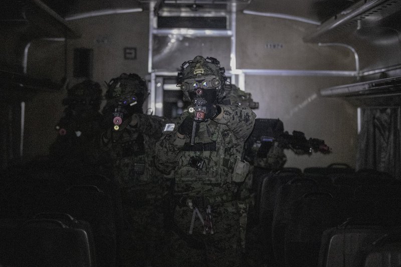 [서울=뉴시스] 육군특수전사령부는 2025년 FS/TIGER의 일환으로 지난 10일부터 13일까지 경기도 광주 특주전학교 훈련장 일대에서 '한미연합 특수타격훈련'을 실시했다.한미 양국군 장병 250여 명과 한미연합 항공자산 16대가 투입된 이번 훈련은 특수임무대원들의 공세적 특수타격능력을 강화하기 위해 계획되었다. 사진은 13일 야간 특수타격 FTX 간 한미연합 공중자산을 이용해 침투한 특수임무대원들이 대항군을 격멸하고 목표시설을 확보하고 있는 모습. (사진=육군 제공) 2025.03.14. photo@newsis.com *재판매 