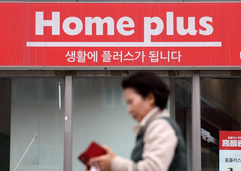[서울=뉴시스] 김진아 기자 = 12일 관련 업계에 따르면 홈플러스가 지난 4일 기업회생절차를 신청하면서 일부 입점 업체들은 1월분 대금을 받지 못한 것으로 나타났다. 원래대로라면 지난 4일 지급돼야 했지만, 회생절차 개시로 인해 정산이 지연된 탓이다. 이에 홈플러스는 오는 4일까지 상세 대금 지급 계획을 수립해 각 협력 업체에 구체적으로 전달하겠다는 계획을 밝혔다. 사진은 12일 서울 시내 홈플러스. 2025.03.12. bluesoda@newsis.com