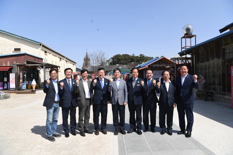 [완주=뉴시스] 김완섭 환경부 장관(가운데)이 14일 완주군을 방문해 안호영 환경노동위원장과 유희태 완주군수 등과 수질사고 안전관리 현황을 점검한 후 기념촬영을 하고 있다. (사진=완주군 제공) 2025.03.14. photo@newsis.com *재판매 및 DB 금지