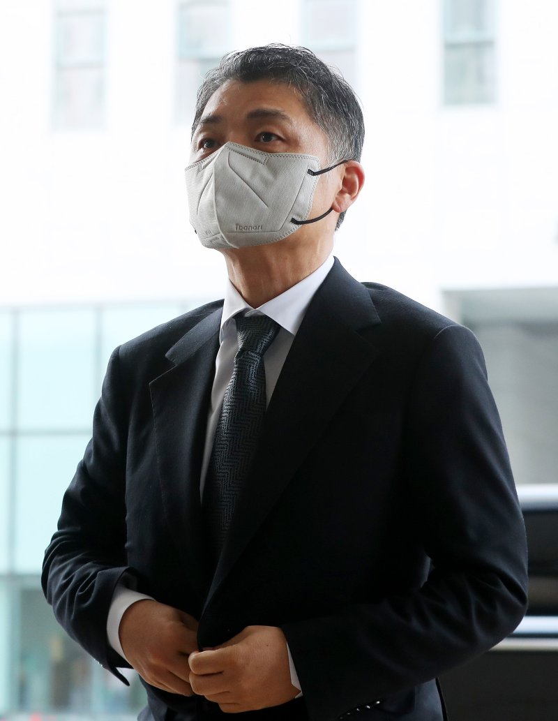 [서울=뉴시스] 김혜진 기자 = SM 엔터테인먼트 인수 과정에서 시세조종을 지시·공모한 혐의로 재판에 넘겨진 카카오 창업자 김범수 경영쇄신위원장이 13일 오전 서울 양천구 서울남부지방법원에서 열리는 공판에 출석하고 있다. 2024.12.13. jini@newsis.com