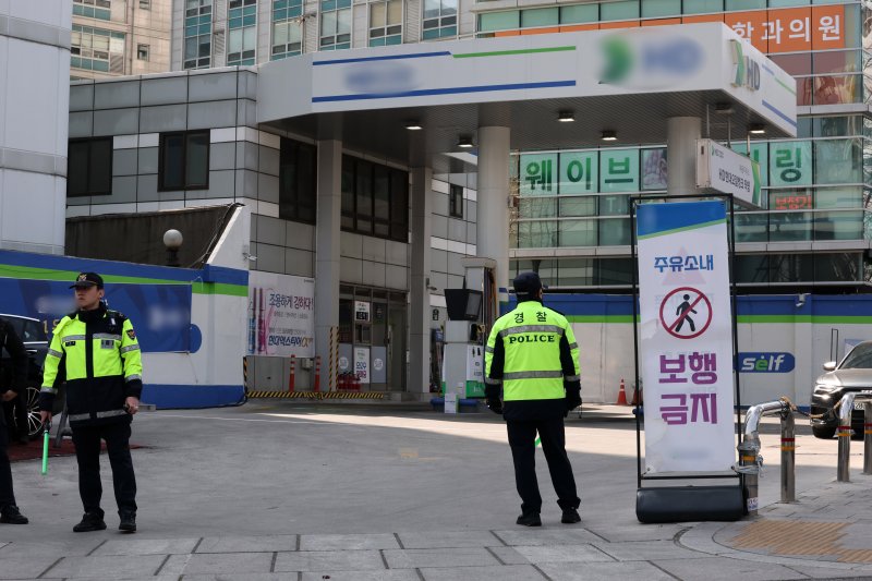 14일 서울 종로구 헌법재판소 인근 주유소에서 경찰이 근무하고 있다. 2025.3.14/뉴스1 ⓒ News1 박세연 기자
