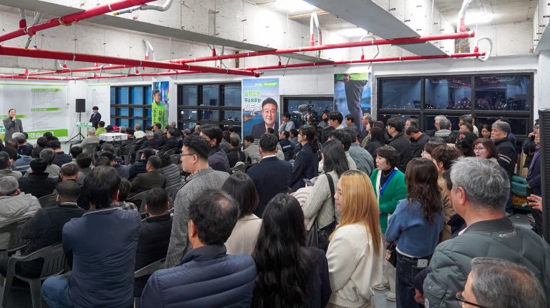 [거제=뉴시스] 신정철 기자= 무소속 김두호 거제시장 후보는 지난 13일 오후 각계 시민 2000여 명이 참석한 가운데 선거사무소 개소식을 가졌다.사진은 개소식에 참석한 김 후보 지지자들 모습.(사진=김두호후보선대본 제공).2025.03.14. photo@newsis.com *재판매 및 DB 금지