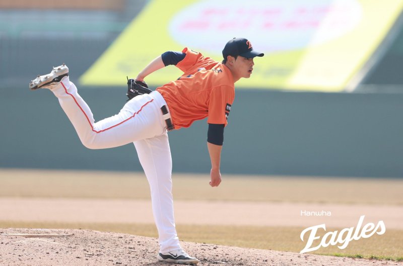 [서울=뉴시스] 프로야구 한화 이글스 문동주가 지난 11일 인천SSG랜더스필드에서 열린 SSG 랜더스와의 2025 KBO 시범경기에 불펜으로 등판, 투구를 선보이고 있다. (사진=한화 이글스 제공) 2025.03.11. *재판매 및 DB 금지