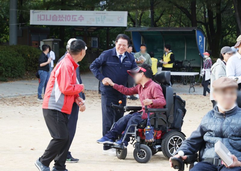 [안양=뉴시스] 지난해 열린 '제4회 안양사랑 장애인 힐링 걷기대회'에 참석한 최대호 시장이 장애인들을 살피고 있다. (사진=안양시 제공).2025.03.14.photo@newsis.com