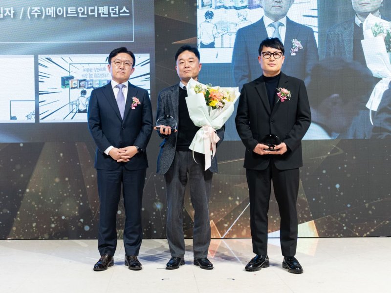[서울=뉴시스] 이정우 GC녹십자 CHC 본부장(가운데)이 기념사진을 촬영했다. (사진=GC녹십자 제공) 2025.03.14. photo@newsis.com *재판매 및 DB 금지